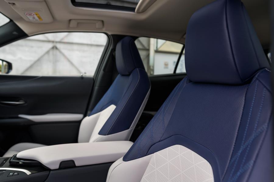 Интерьер Lexus UX200 2018 года  (NA) (фото 8 из 18)